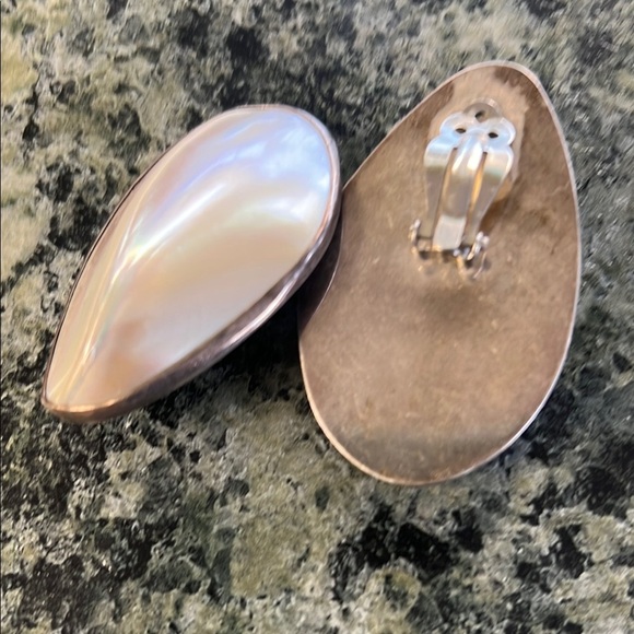 Vintage Mother of pearl clip on statement earring lightweight - Picture 3 of 3